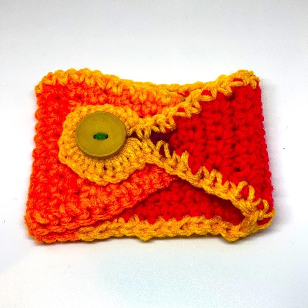 Mug cozy with button closure